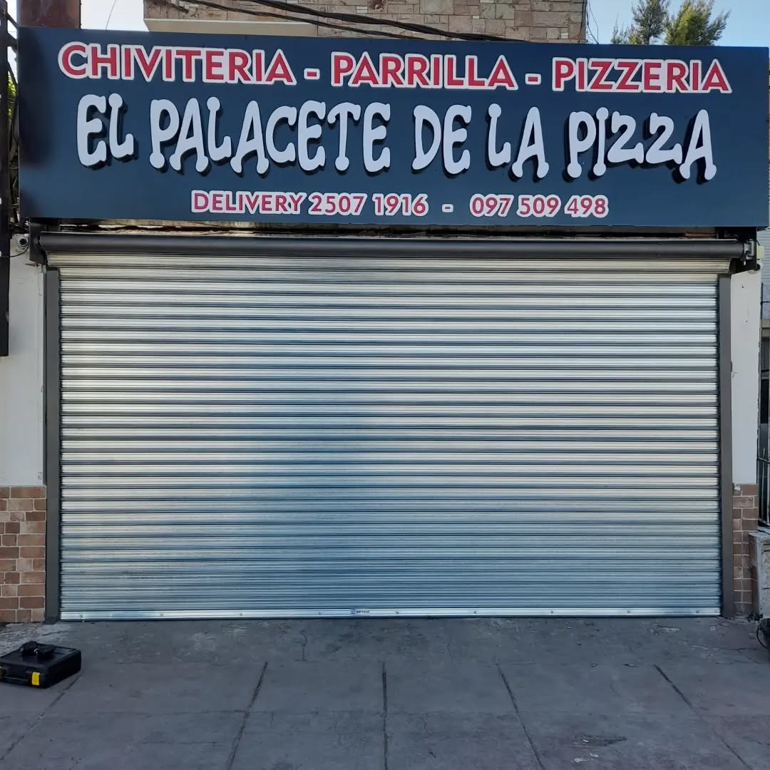 Cortina de seguridad en pizzeria popular